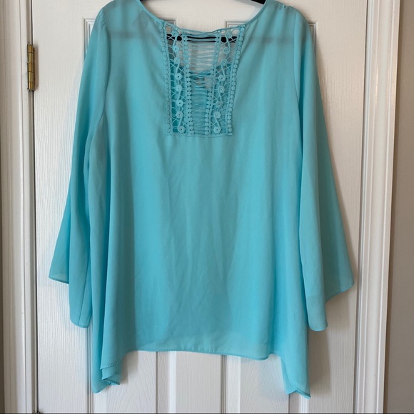 New Directions Crochet Back Blouse - Picture 4 of 5